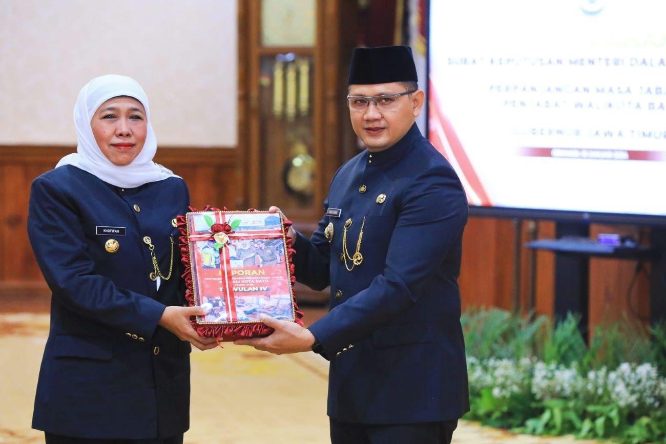 Gubernur-Jatim-Khofifah-Indar-Parawansa-menyerahkan-Surat-Keputusan.jpg