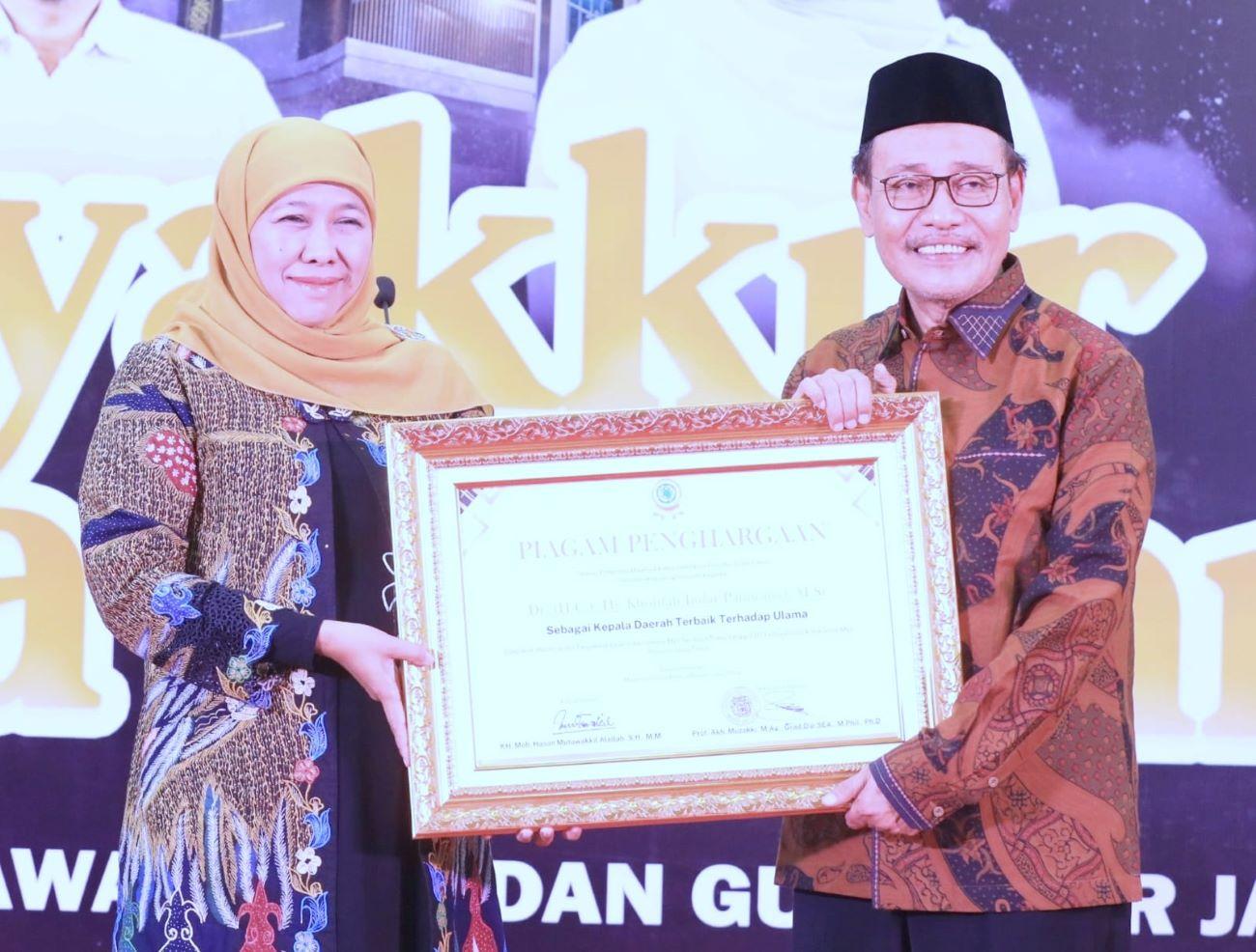Gubernur-Jatim-Khofifah-Indar-Parawansa-meraih-penghargaan.jpg