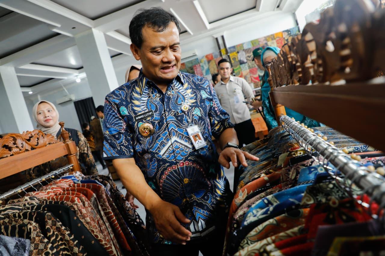 Gubernur-Jawa-Tengah-Ahmad-Luthfi-meresmikan-UMKM-Batik-Windasari.jpg