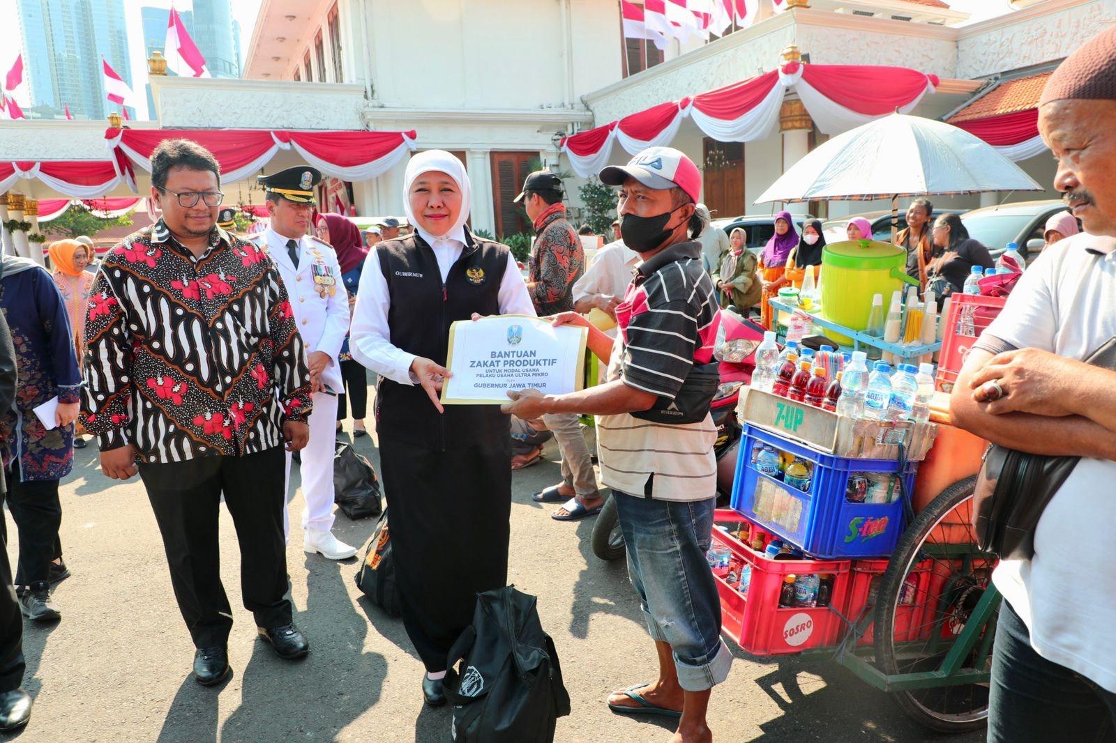 Gubernur-Jawa-Timur-Khofifah-Indar-Parawansa-berbagi-bersama-Pedagang-Kaki-Lima-PKL.jpg