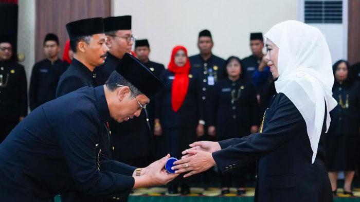 Gubernur-Jawa-Timur-Khofifah-Indar-Parawansa-melantik-dan-mengambil-sumpah-134-kepala-sekolah.jpg