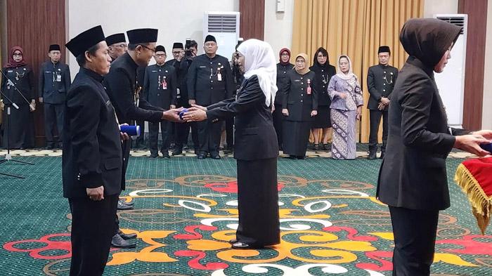 Gubernur Khofifah Lantik 198 Kepala Sekolah, Beri Pesan Khusus Pembentukan Karakter Siswa Jatim