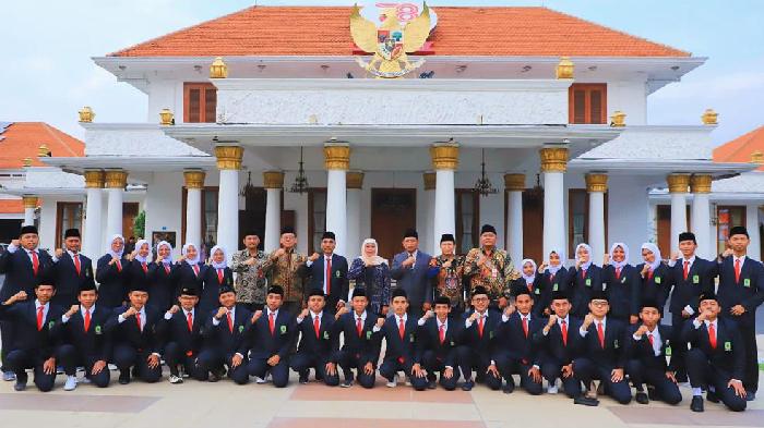 Gubernur-Jawa-Timur-Khofifah-Indar-Parawansa-melepas-30-santri-penerima-program-Beasiswa.jpg
