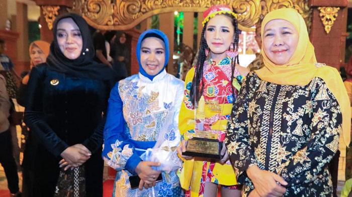 Gubernur-Jawa-Timur-Khofifah-Indar-Parawansa-menghadiri-puncak-acara-Mojo-Batik-Festival-2023.jpg