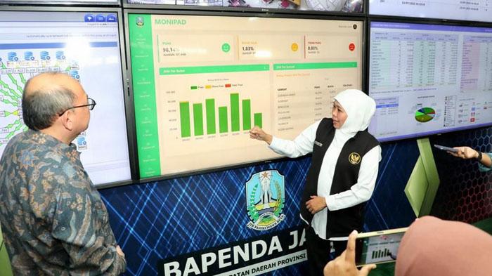 Gubernur-Jawa-Timur-Khofifah-Indar-Parawansa-meninjau-Kantor-Bapenda-Jatim-di-surabaya.jpg