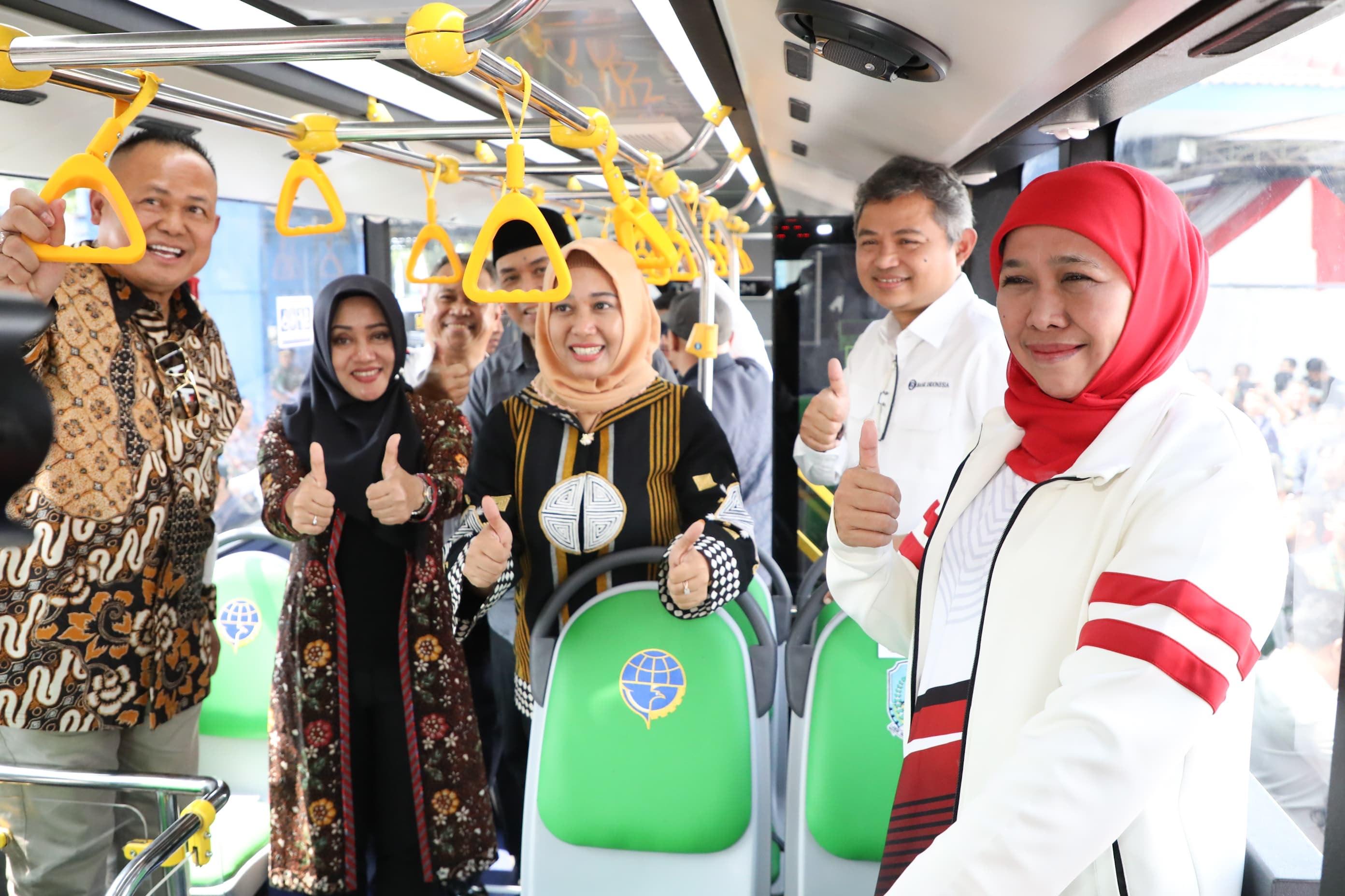 Gubernur-Jawa-Timur-Khofifah-Indar-Parawansa-saat-meluncurkan-Bus-Trans-Jatim.jpg