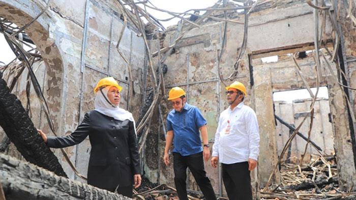 Gubernur-Khofifah-Indar-Parawansa-meninjau-Gedung-Negara-Grahadi-sisi-barat-yang-habis-terbakar.jpg