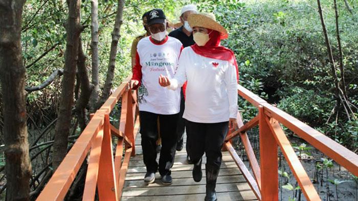 Gubernur-Khofifah-Indar-Parawansa-saat-membuka-Festival-Mangrove.jpg