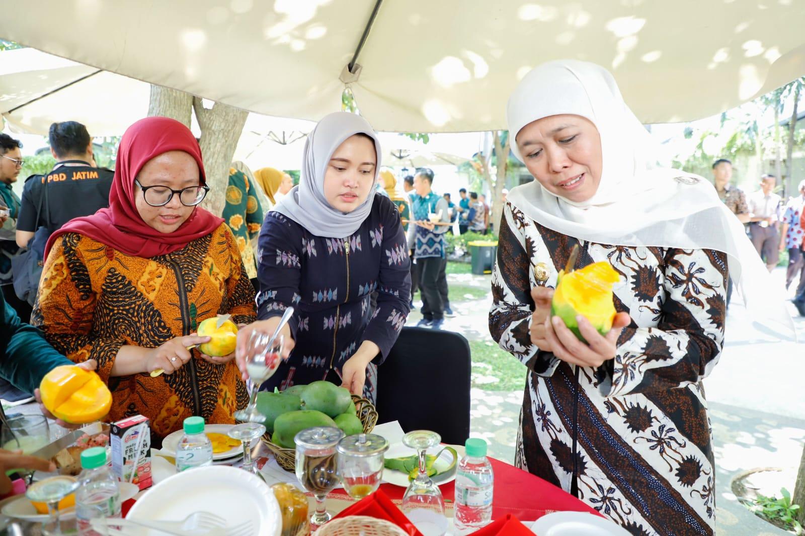 Gubernur-Khofifah-menikmati-segarnya.jpg