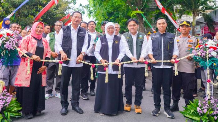 Gubernur-Khofifah-meresmikan-rehabilitasi-jalan-poros-Desa-Miru-Desa-Jugo-Lamongan.jpg