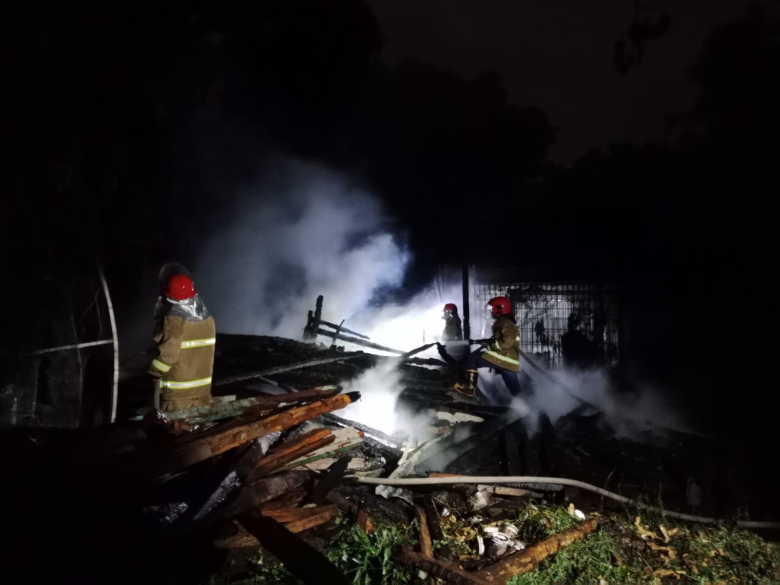 Gudang Kayu di Banyuwangi Ludes Terbakar, Damkar Butuh Setengah Jam Padamkan Api, Polisi Olah TKP