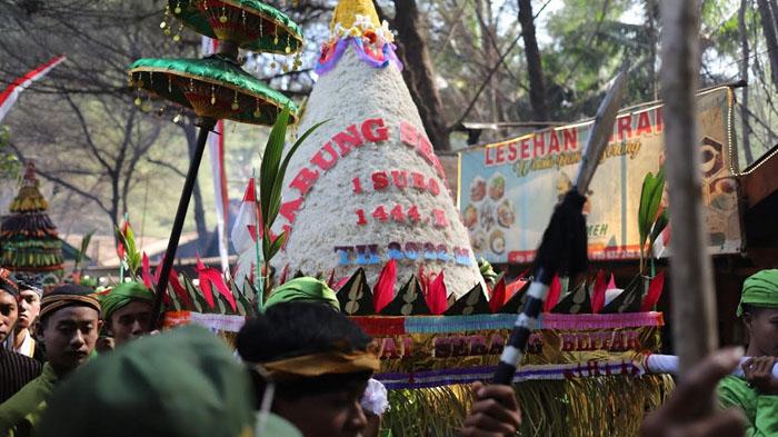 Gunungan-acara-Larung-Sesaji-1-Suro-di-Pantai-Serang-Kecamatan-Panggungrejo-Kabupaten-Blitar.jpg