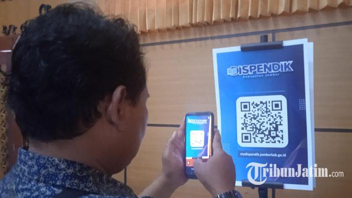 Guru-di-Jember-mencoba-barcode-untuk-masuk-di-aplikasi-My-Dispendik.jpg