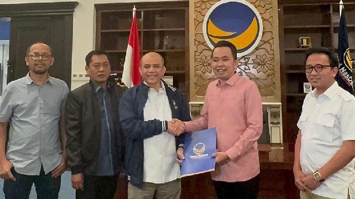 Gus-Fawait-kanan-nomor-dua-mengambil-surat-rekom-di-DPP-Partai-Nasdem.jpg