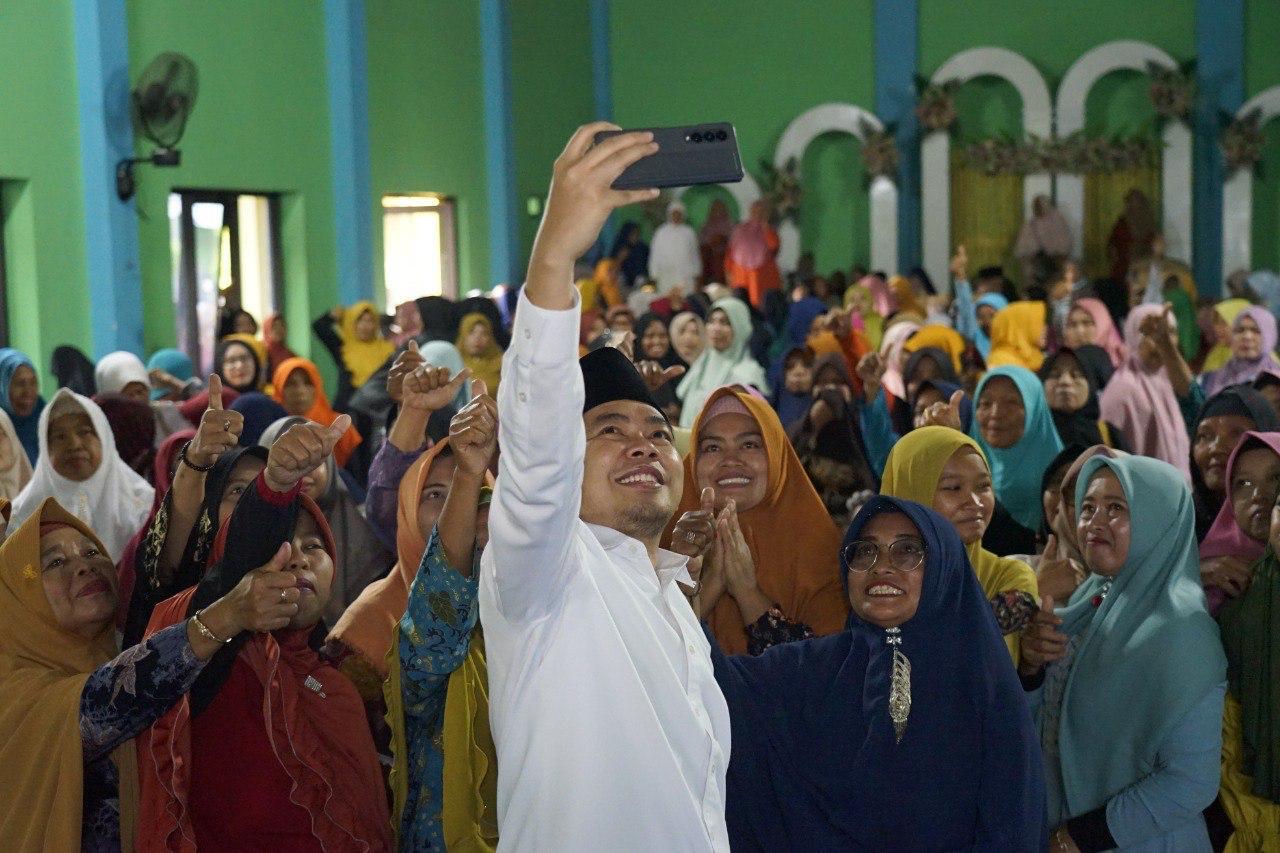 Gus-Muhammad-Fawait-dalam-kegiatan-sholawat-bersama-Laskar.jpg