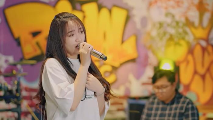 Lirik Lagu dan Chord Gitar Trauma - Happy Asmara, dari Kunci F: Aku Tak Menahanmu Tetap di Sini