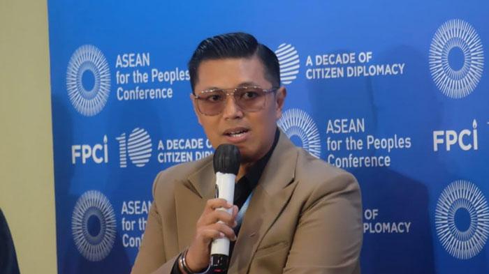 Hendy-Setiono-membagikan-pengalamannya-di-ASEAN-for-the-People-Conference-2025.jpg