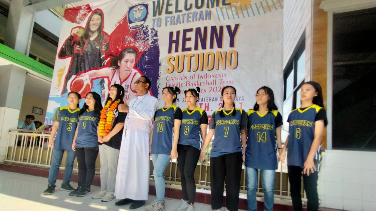 Henny-Sutjiono-Kapten-Timnas-Basket-Putri-Indonesia-berkunjung-ke-SMAK-Frateran-Surabaya.jpg