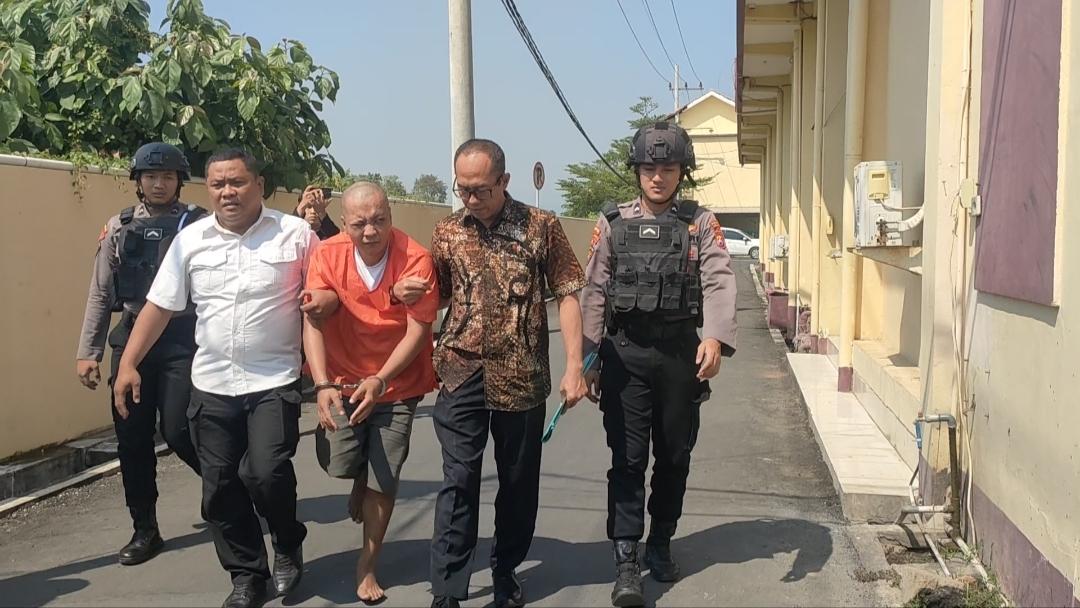 Hosnadi-Aditya-Baju-tahanan-tersangka-kasus-penipuan-sekaligus-mengaku-anggota-TNI-saat-dipapah.jpg
