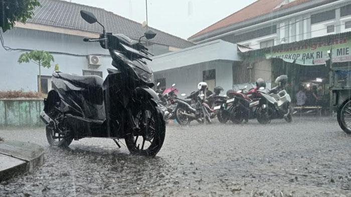 Hujan-deras-disertai-angin-yang-mengguyur-Kecamatan-Jombang.jpg