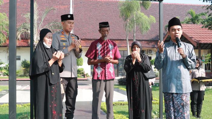 Ibu-Briptu-RDW-doakan-almarhum-anaknya-secara-langsun.jpg