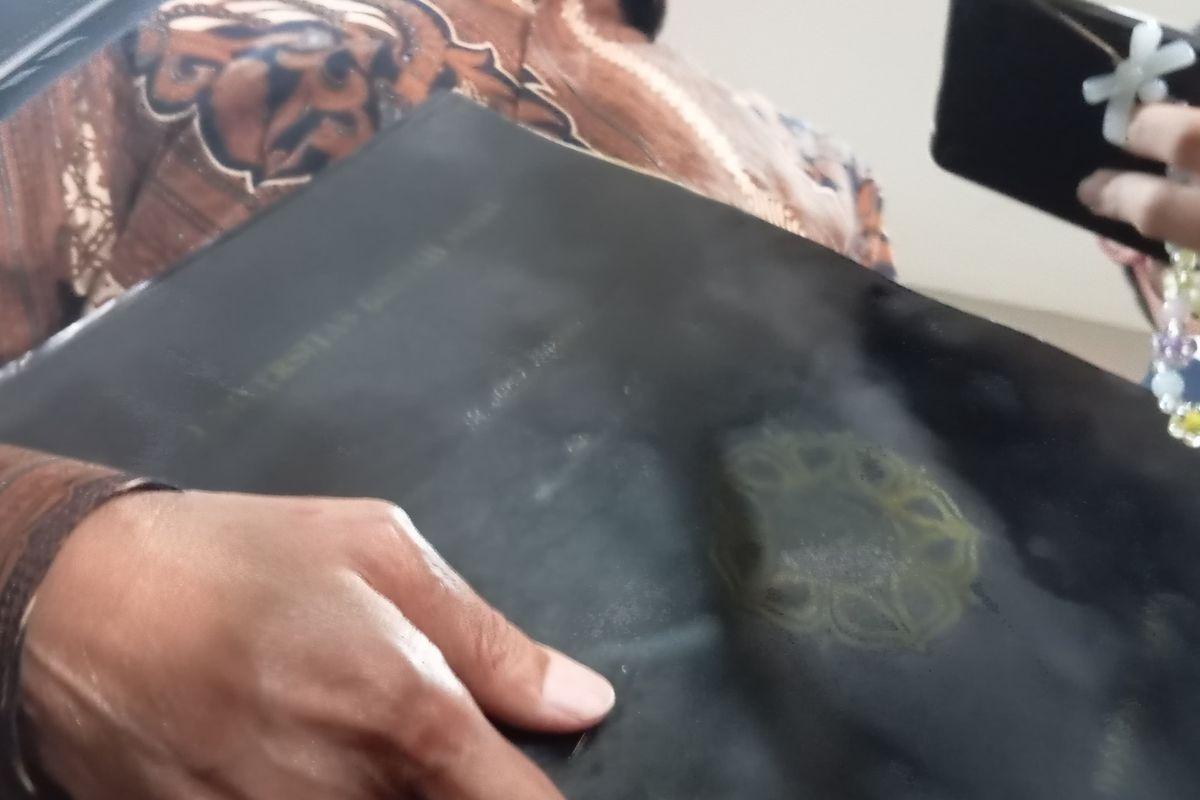 Ijazah-yang-dibawa-Jokowi-ke-Bareskrim-Polri.jpg