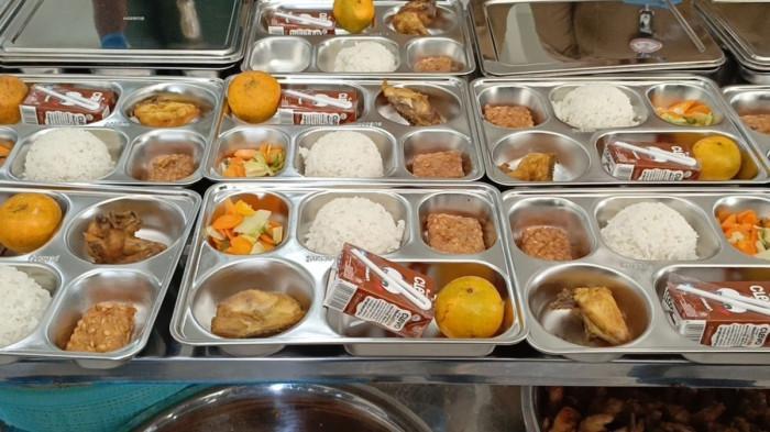 Senyum Tukang Cuci Kotak Makan MBG saat Terima Amplop Gaji, Lebih Tinggi Daripada Honor Guru Sekolah