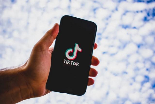 Ilustrasi-TikTok-dalam-artikel-chord-lagu-dan-lirik-Running-Up-That-Hill-yang-viral-di-TikTok.jpg