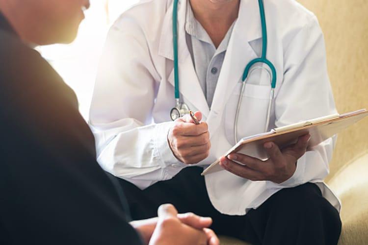 Ilustrasi-dokter-memberi-penjelasan-kepada-pasien.jpg