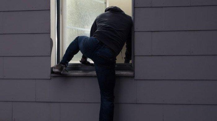 Maling Tersangkut Plafon Sejam, Teriak Minta Tolong, Pemilik Kios Kaget Lihat Sarung Bergelantung