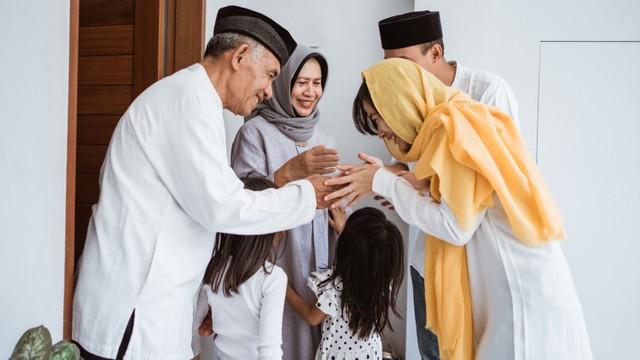 Ilustrasi-silaturahmi-bersama-keluarga-atau-orang-tua-di-hari-Lebaran-atau-Idul-Fitri.jpg