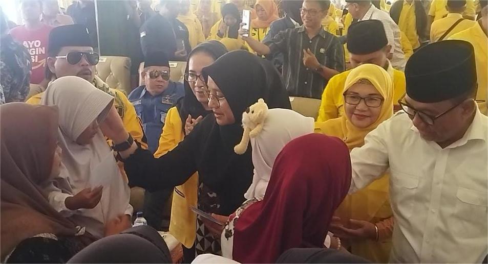 Ipuk-Fiestiandani-Mujiono-saat-menghadiri-konsolidasi-partai-pengusung-di-DPD-Partai-Golkar.jpg