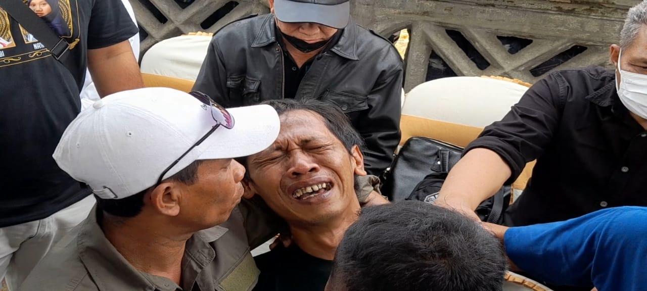 Isak-tangis-Devy-Athok-ayah-kandung-kedua-korban-Tragedi-Kanjuruhan-pecah.jpg