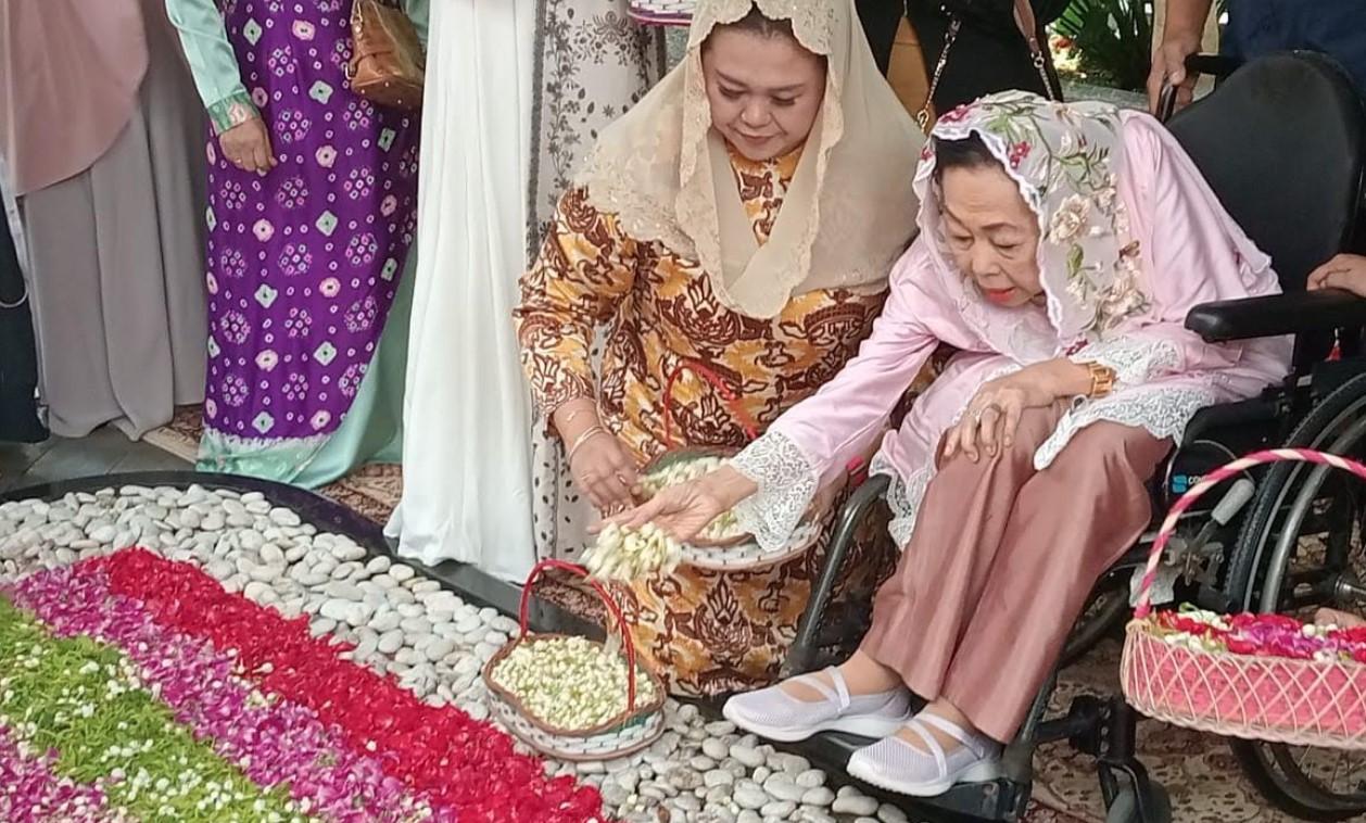 Istri-mendiang-KH-Abdurrahman-Wahid-Gus-Dur-Hj-Sinta-Nuriyah-dan-anak-keduanya.jpg