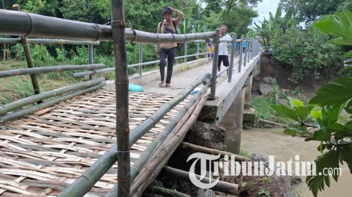 JEMBATAN-RUSAK-Jembatan-Desa-Ngales-Madiun-dipasangi-bambu-sebagai-penyangga.jpg