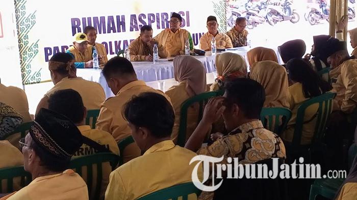 Jajaran-Plt-pengurus-DPD-Partai-Golkar-Tulungagung-membuka-rumah-aspirasi.jpg