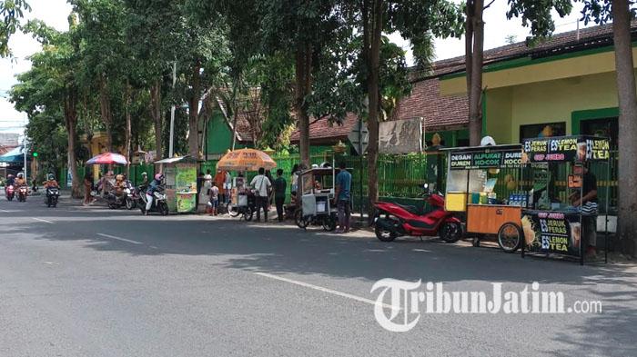 Jalan-A-Yani-Timur-Tulungagung-tepatnya-di-depan-SDN-4-Kampungdalem-Tulungagung-ilustrasi-PKL.jpg