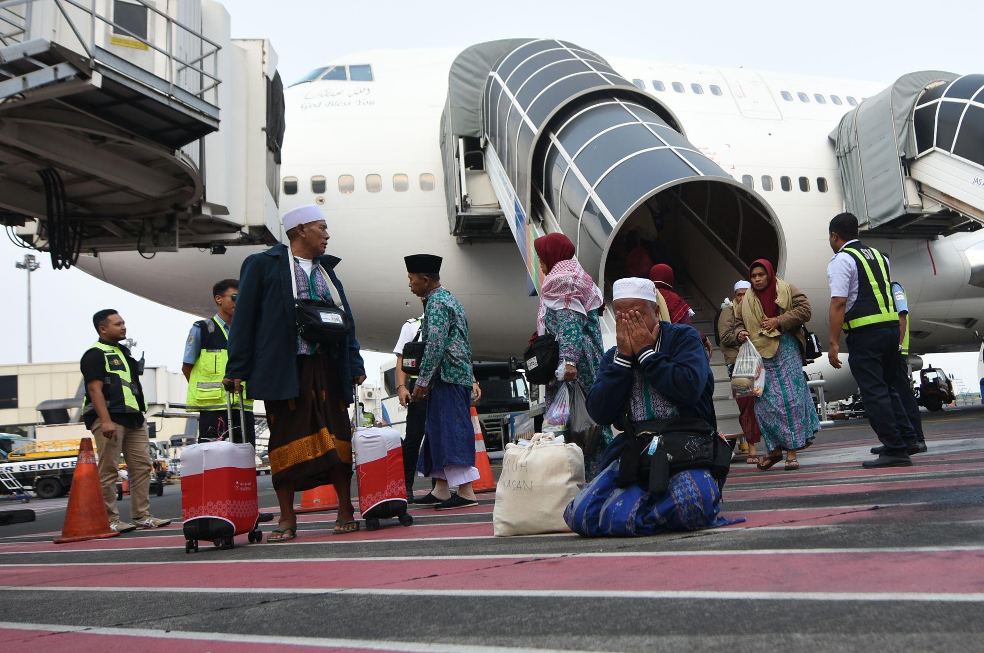 Jamaah-Haji-Kloter-1-Embarkasi-Surabaya-mendarat-di-Bandara-Juanda.jpg
