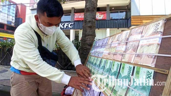 Jelang Lebaran, Jasa Penukaran Uang Baru di Jalanan Malang Banyak Diminati, Sehari Jual Rp 4 Juta