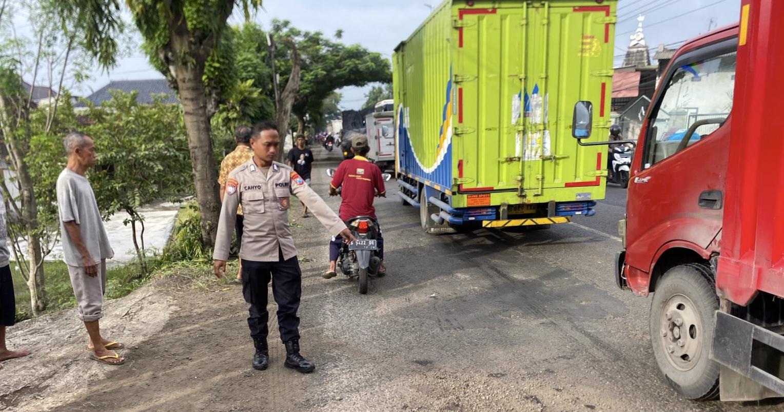 Jatuh-karena-Jalan-Berlubang-Pemotor-di-Bojonegoro-Luka-Berat-Tertabrak-Truk.jpg