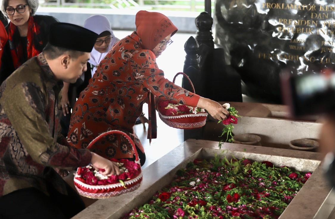 Jelang Pilgub Jatim 2024, Risma-Gus Hans Nyekar Makam Bung Karno dan Tokoh Ulama
