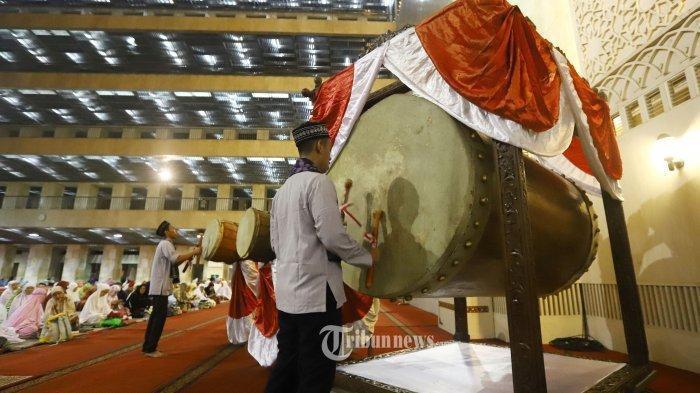 Jemaah-memukul-bedug-untuk-menyemarakkan-malam-takbiran.jpg
