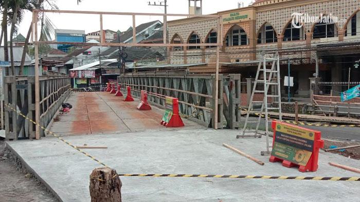 Jembatan-darurat-bailey-sebagai-pengganti-sementara-Jembatan-Sonokembang.jpg