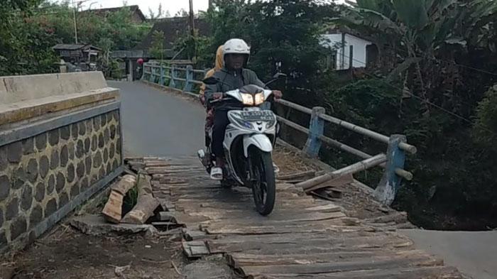 Jembatan-penghubung-4-dusun-di-Desa-Klumutan-Madiun.jpg