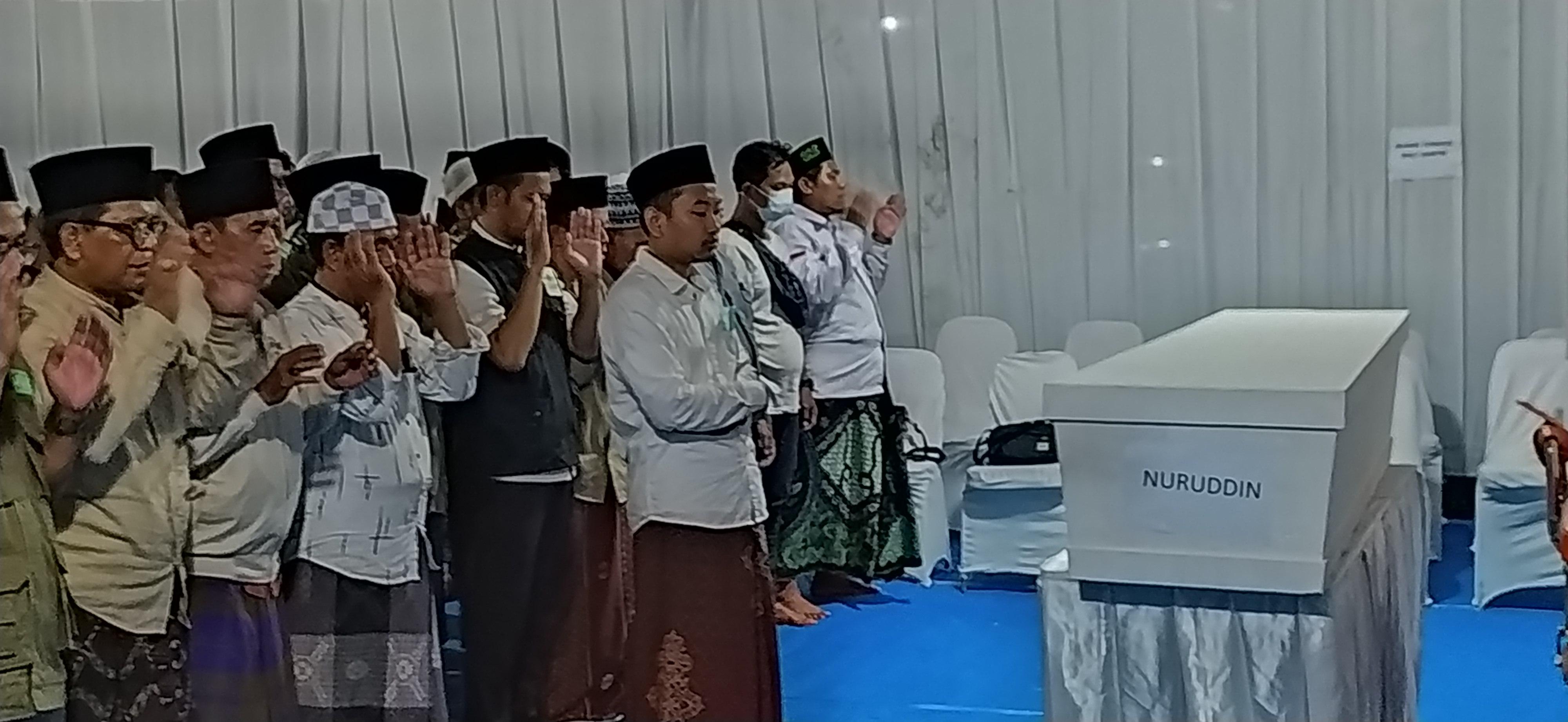Tatapan Kosong Ayah Ahmad Rijalul Haq Pandangi Peti Jenazah Anaknya Korban Tragedi Ponpes Al Khoziny