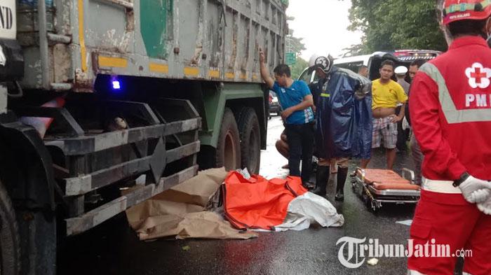 Jenazah-bocah-SD-di-Malang-yang-terlidas-truk-saat-ditutupi-kantong-jenazah-sebelum-dievakuasi.jpg