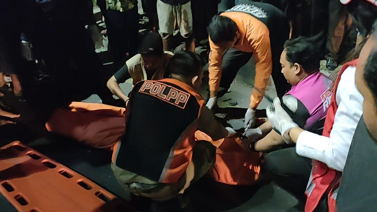 Jenazah-korban-FD-dievakuasi-ke-RSU-dr-Soetomo-setelah-tewas.jpg
