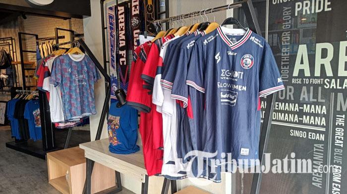 Jersey-home-Arema-FC-untuk-musim-20222023-yang-masih-dipajang-di-Arema-FC-Store.jpg