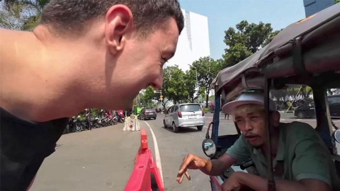 Fasih Ngobrol Bahasa Inggris, Sopir Bajaj Viral & Tuai Pujian, Sering Dikasih Turis Asing Hadiah