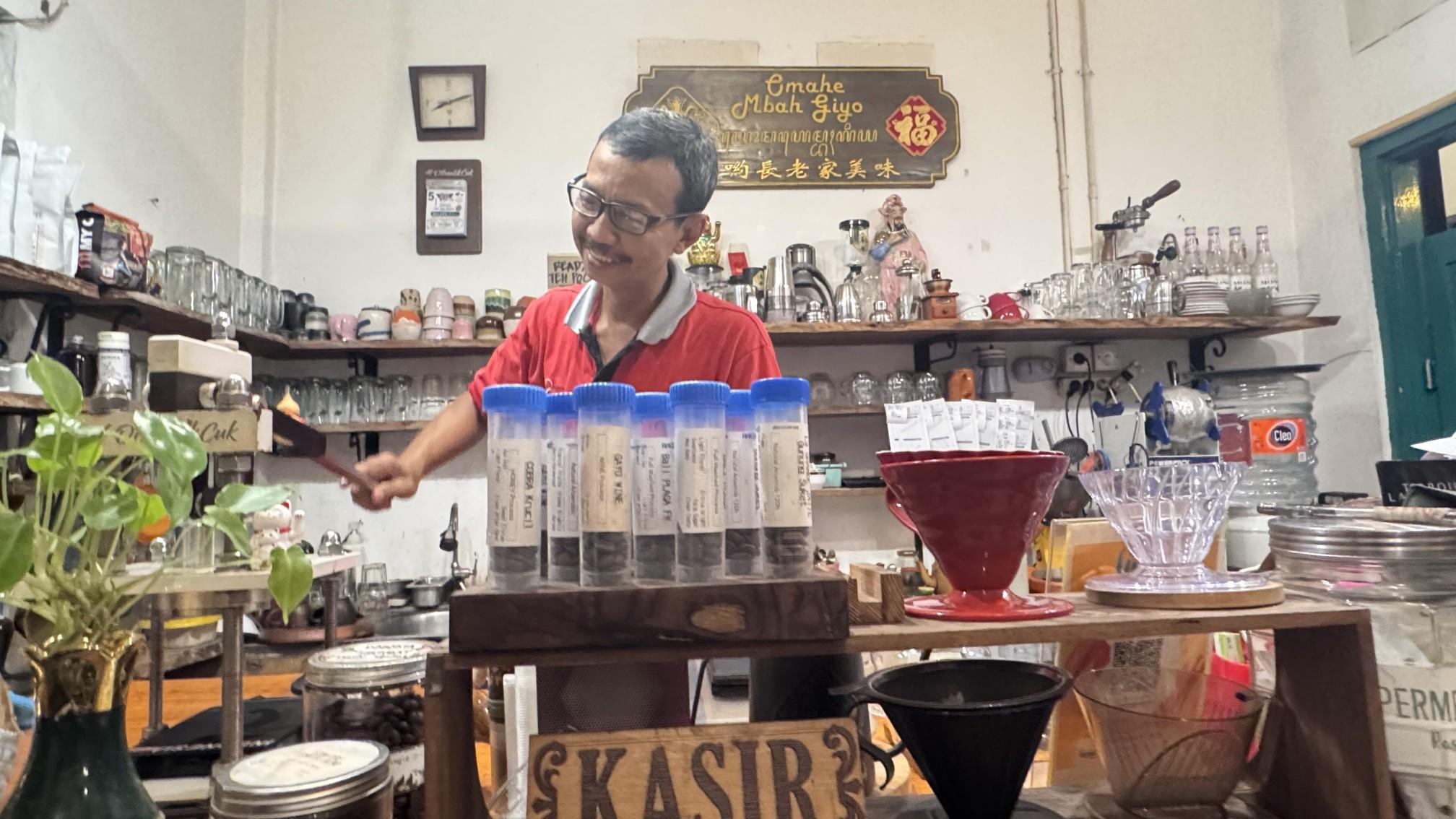 Johanes-Budi-pemilik-Kedai-Omahe-Mbah-Giyo-tengah-menyiapkan-pesanan-kopi.jpg